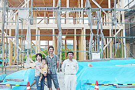 Ｓ様邸(神崎郡) 建て方・棟上げ上棟後御施主様と